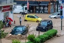 سیلاب ناگهانی خودروهای پارک‌شده را با خود برد