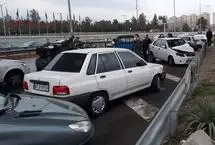 تصادف زنجیره‌ای در اتوبان قم ـ تهران با ۱۱ مصدوم
