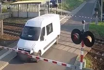 برخورد شدید قطار مسافربری با یک ون 