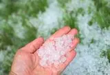 بارش تگرگ شهر نقده را سفیدپوش کرد