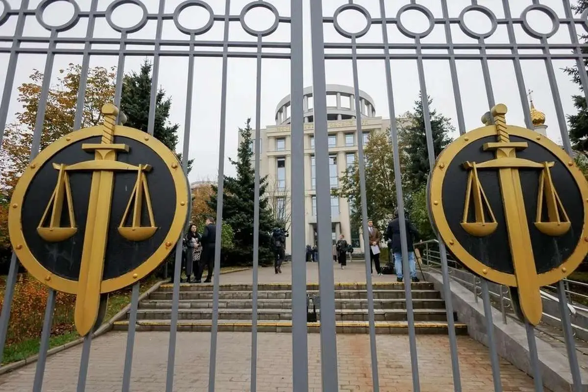 ده سال زندان تنها به خاطر یک بوسه!