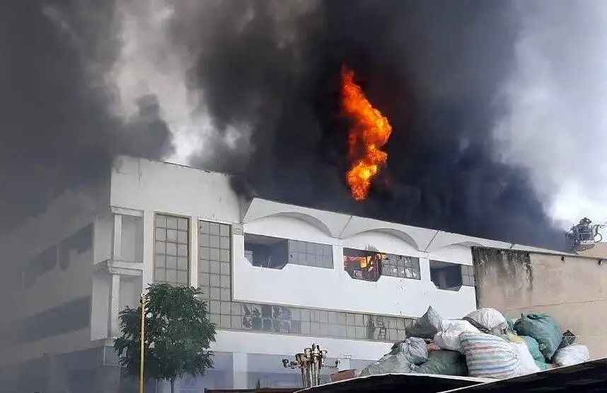 آتش‌سوزی در مجتمع تجاری کاسپین بندر انزلی؛ 3 نفر مجروح شدند
