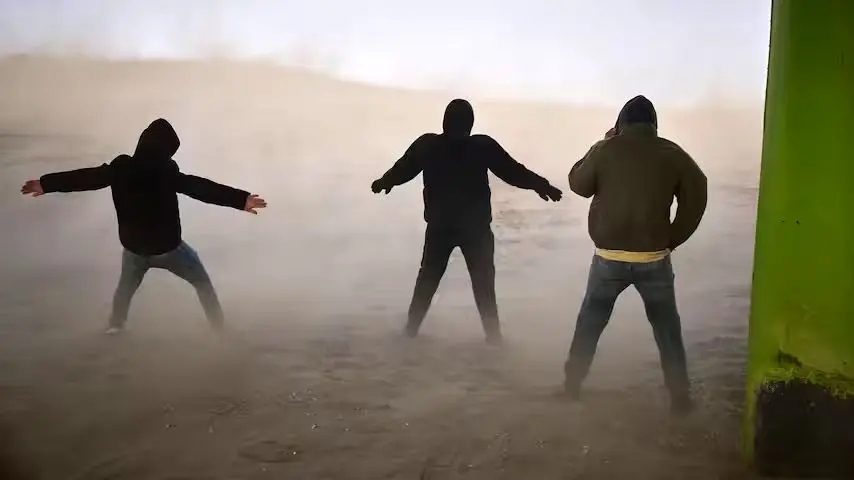 ببینید؛ زورآزمایی مردی با طوفان در فرانسه