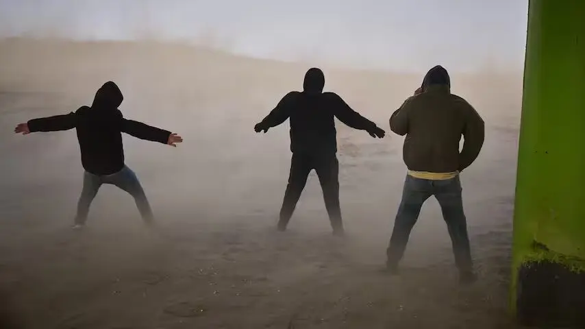 ببینید؛ زورآزمایی مردی با طوفان در فرانسه
