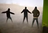 ببینید؛ زورآزمایی مردی با طوفان در فرانسه