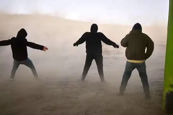 ببینید؛ زورآزمایی مردی با طوفان در فرانسه