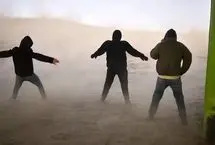 ببینید؛ زورآزمایی مردی با طوفان در فرانسه