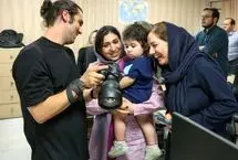عکس؛ کشیدن لُپ‌های یک کودک توسط سید حسن خمینی