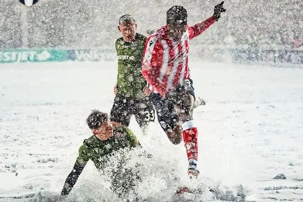 فینال فوتبال کانادا زیر کولاک برف!