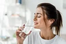 حتماً باید ۸ لیوان آب در طول روز بنوشیم؟