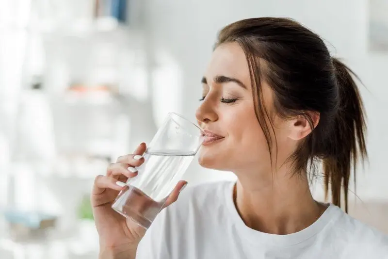 حتماً باید ۸ لیوان آب در طول روز بنوشیم؟