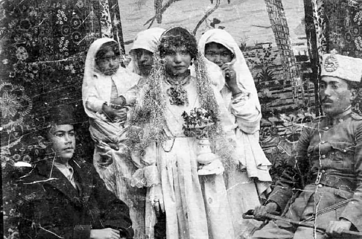 اقلام جهیزیه 100 سال پیش؛ از قوری و قندان تا گردنبند