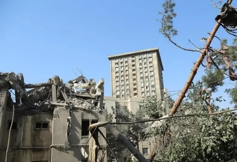 زنده پیدا شدن ٣ نفر از زیر آوار در یک منزل مسکونى