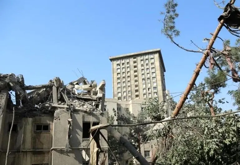 زنده پیدا شدن ٣ نفر از زیر آوار در یک منزل مسکونى
