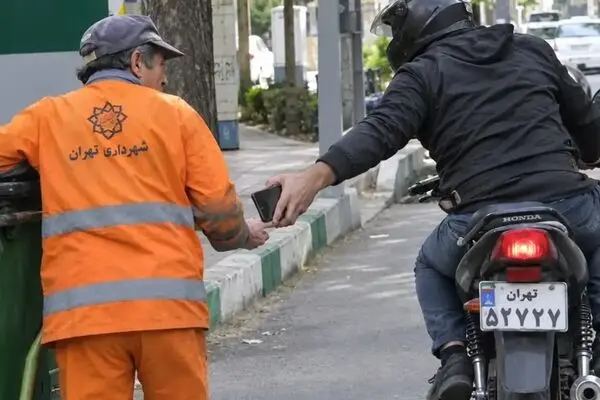 لحظه سرقت موبایل یک پاکبان
