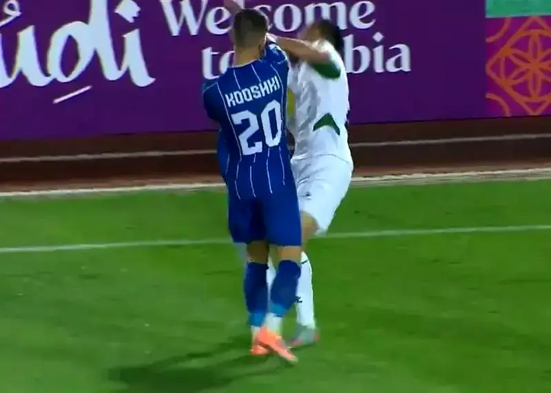 ببینید؛ اخراج کوشکی در بازی استقلال مقابل الوحدات به دلیل حرکت غیر ورزشی