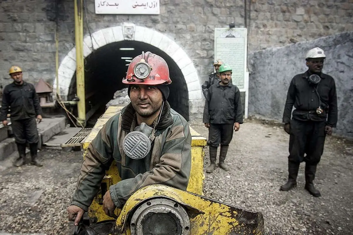آب پاکی وزیر کار روی دست کارگران