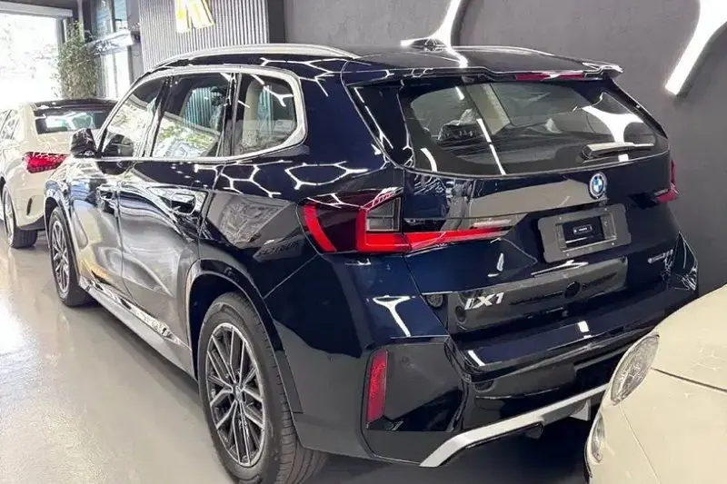 بی‌ام‌و iX1 2025 - نمای عقب