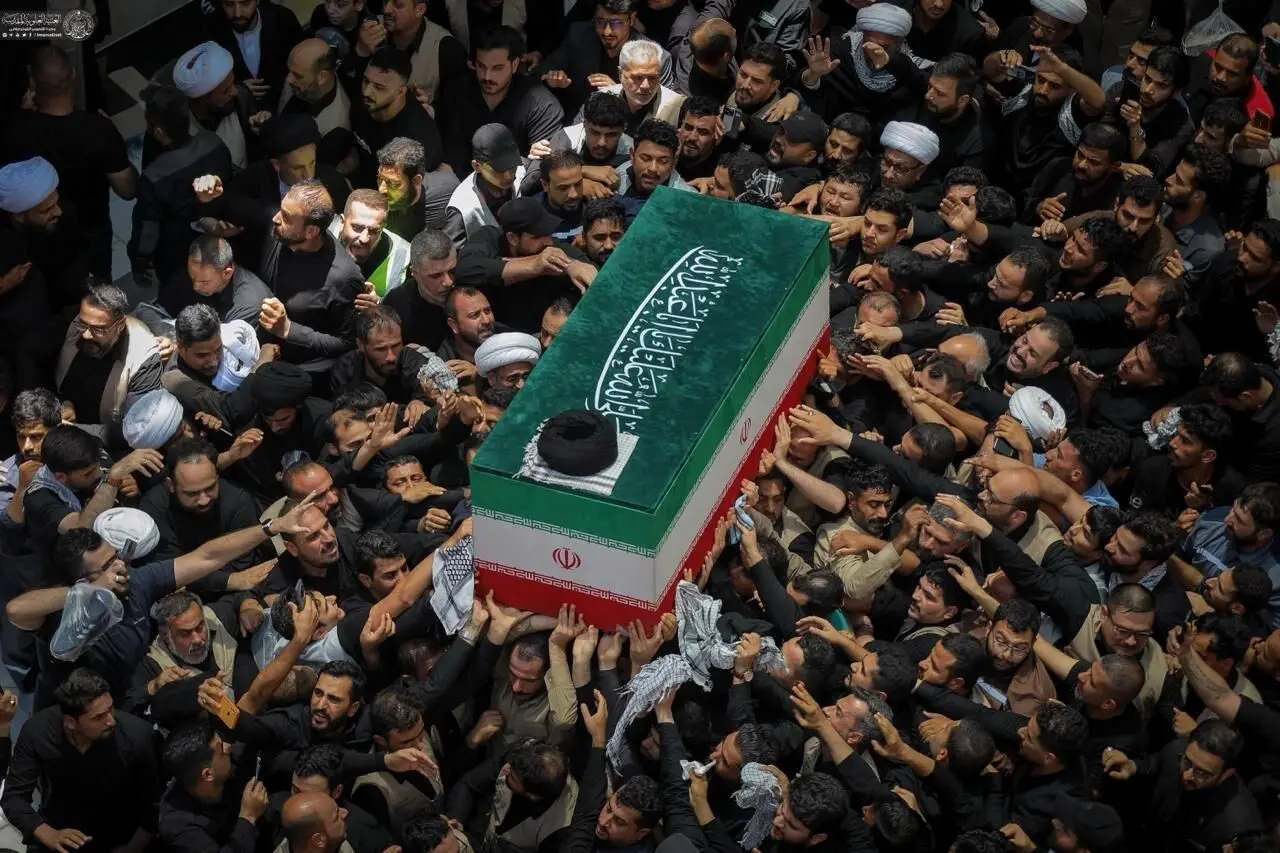 اقامه‌ نماز بر پیکر رهبری شهید در حرم رضوی