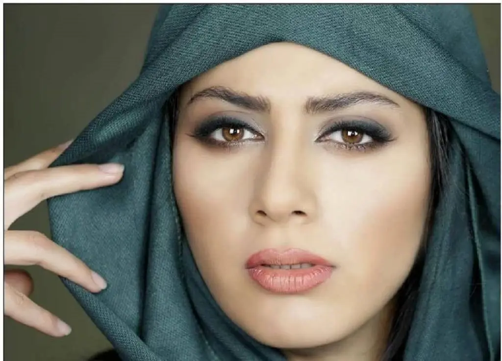 استایل مونا فرجاد در پشت صحنه نمایش بازی های شبانه