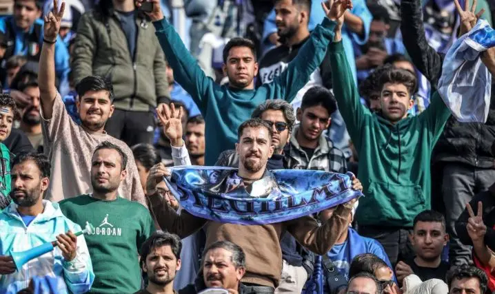 هجوم به ورودی‌های ورزشگاه اراک بعد از تکمیل ظرفیت 