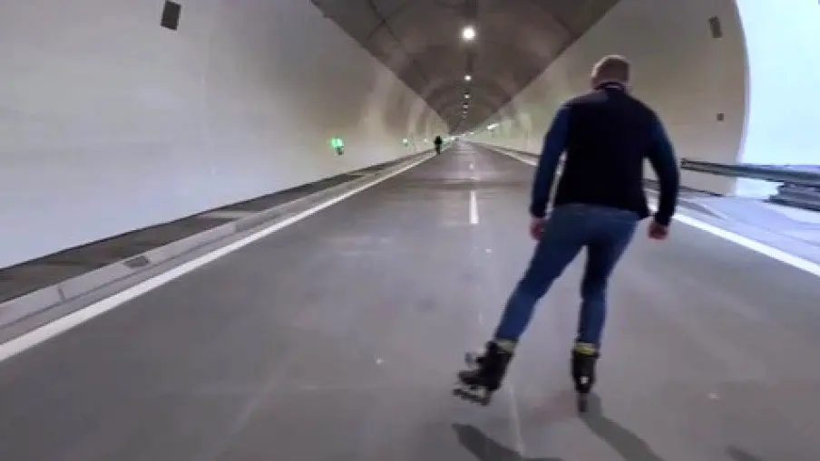 نخست‌وزیر اسلواکی تونل تازه ساخته شده را با اسکیت طی کرد