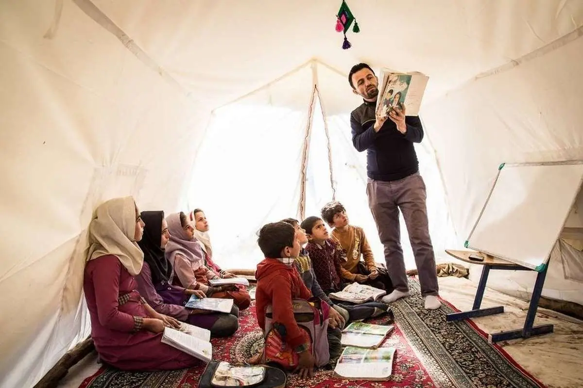 معلمانی که کوچ میکنند تا شعله آموزش هرگز خاموش نشود