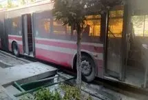 تصادف اتوبوس BRT با عابر پیاده در خیابان ولیعصر