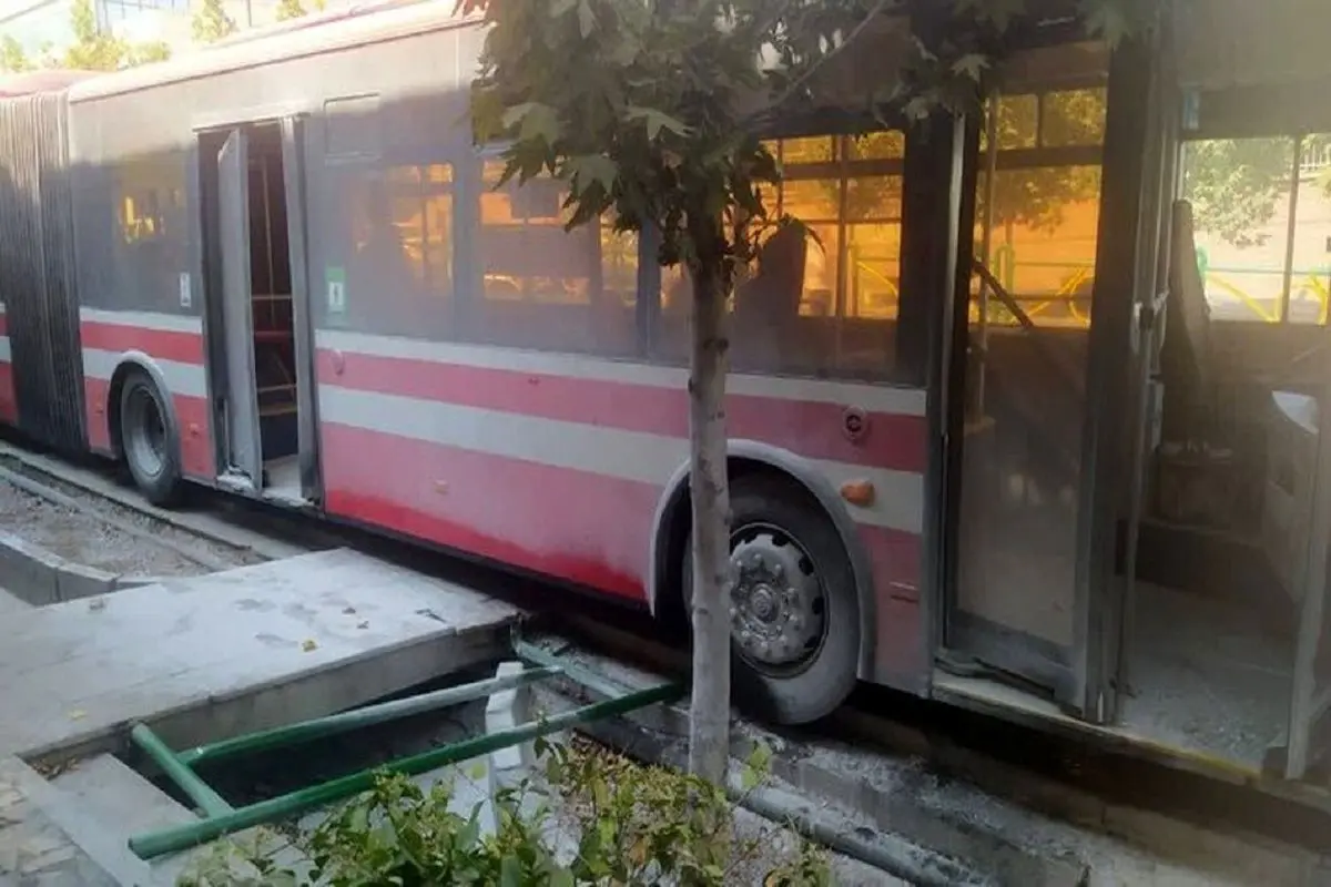 تصادف اتوبوس BRT با عابر پیاده در خیابان ولیعصر