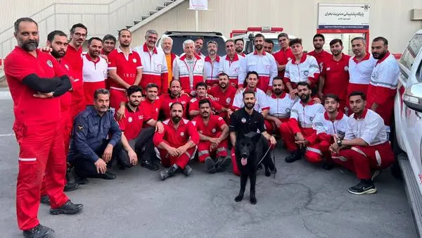 ببینید؛ حضور رضا کیانیان در جمع امدادگران هلال احمر
