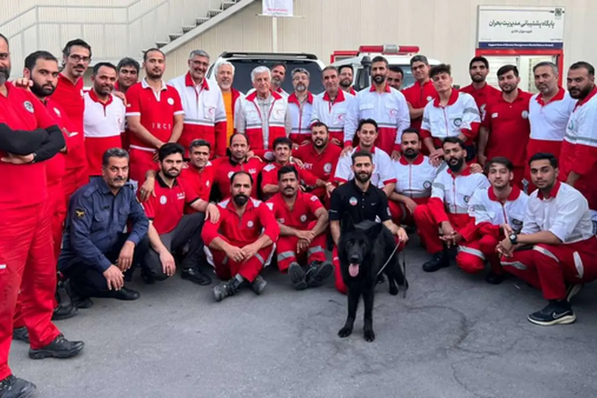 ببینید؛ حضور رضا کیانیان در جمع امدادگران هلال احمر