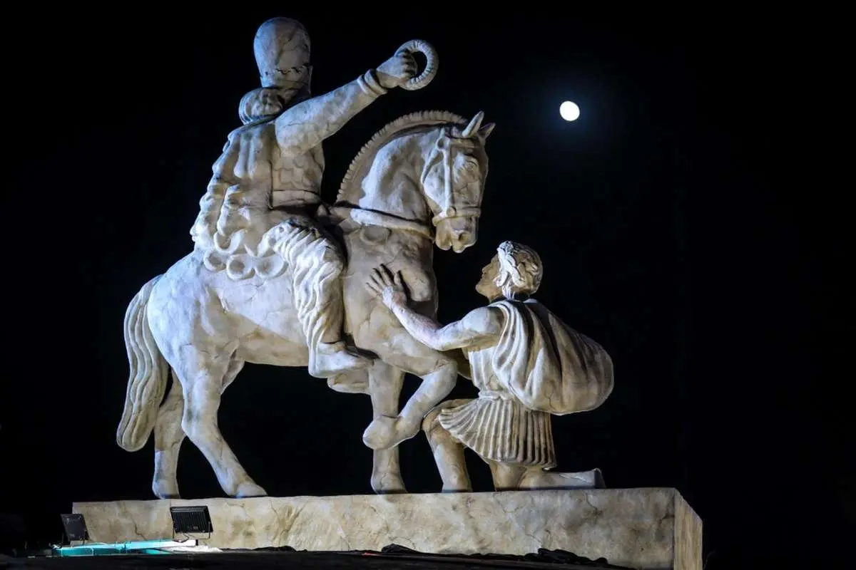 ‌ تصاویر؛ رونمایی از مجسمه «زانو زنندگان برابر ایران» 