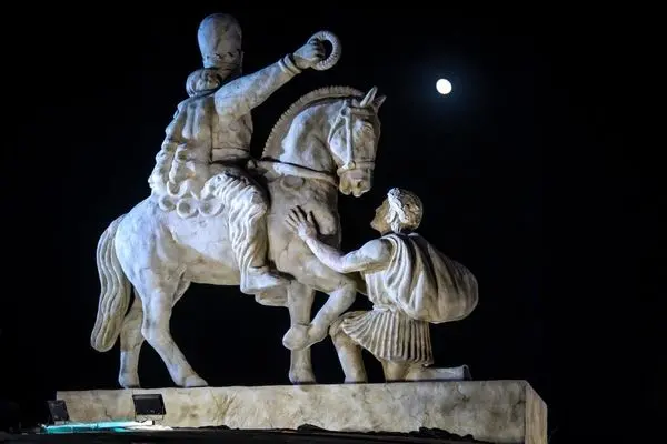 ‌ تصاویر؛ رونمایی از مجسمه «زانو زنندگان برابر ایران» 