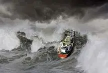 گرفتار شدن خانواده میان امواج دریا