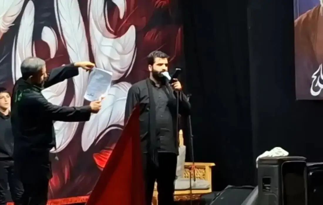 به آتش کشیدن نمادین متن تفاهم‌نامه ایران و آمریکا در یک تجمع شبانه