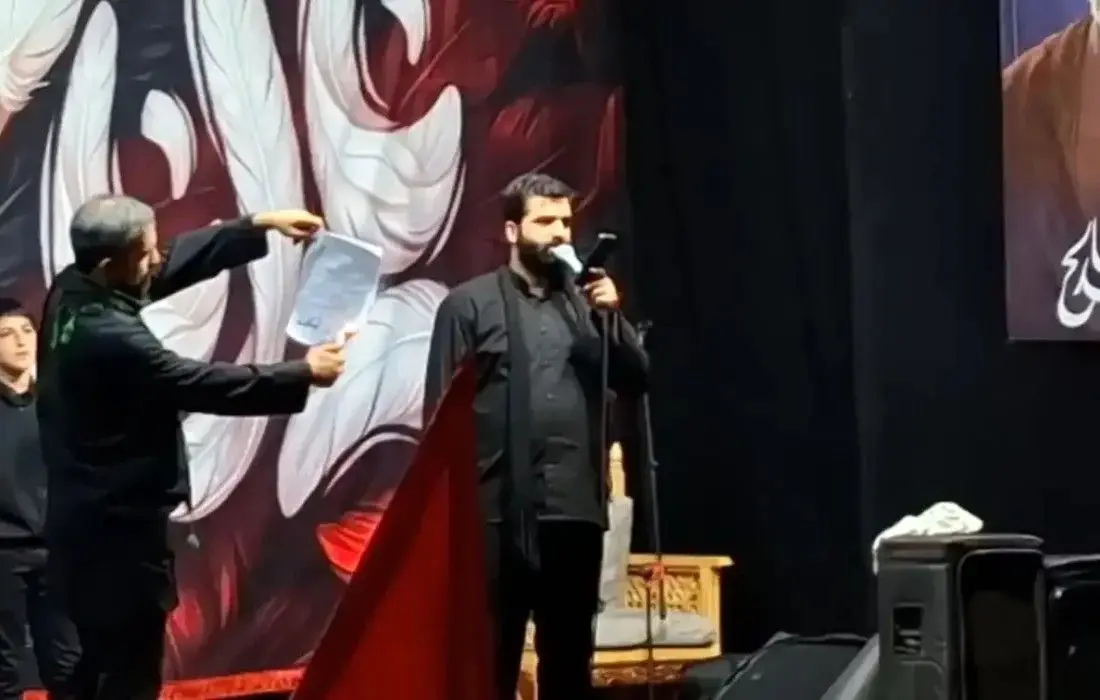 به آتش کشیدن نمادین متن تفاهم‌نامه ایران و آمریکا در یک تجمع شبانه