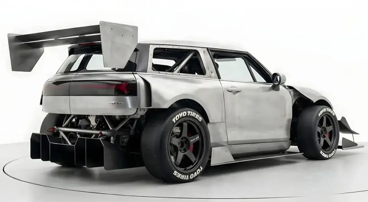 طراحی عجیب مینی کلابمن RZB؛ آهنی ترین خوروی این روزها!