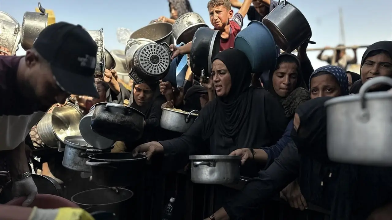 تصاویر؛ توزیع غذای گرم بین فلسطینی‌های آواره 