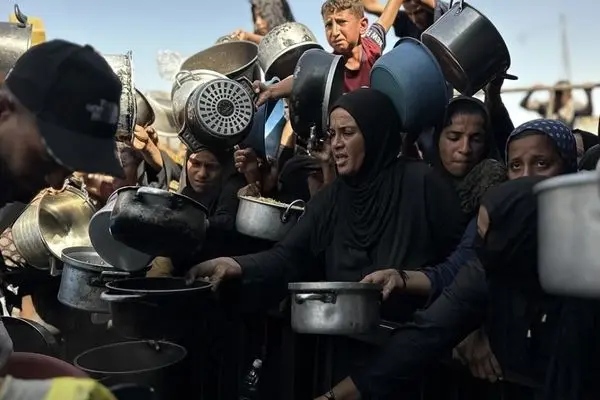 تصاویر؛ توزیع غذای گرم بین فلسطینی‌های آواره 