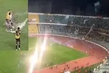 ببینید؛ آتش‌بازی هواداران فوتبال یک بازیکن را مجروح کرد
