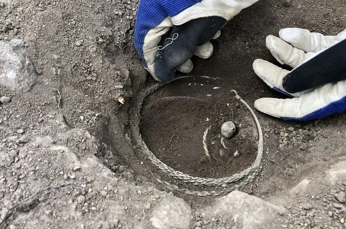 کشف گنج دستبندها و سکه‌ها از زیر یک خانه هزارساله
