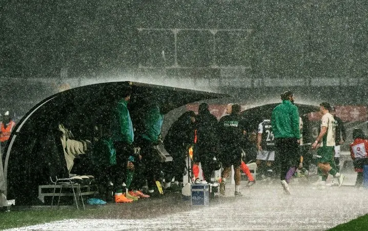 وقتی زمین فوتبال به استخر تبدیل شد!