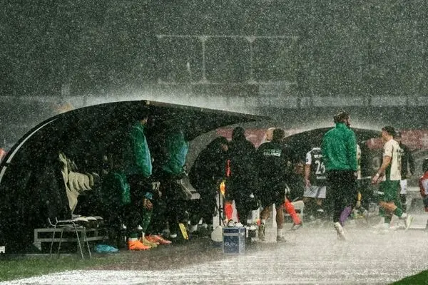 وقتی زمین فوتبال به استخر تبدیل شد!