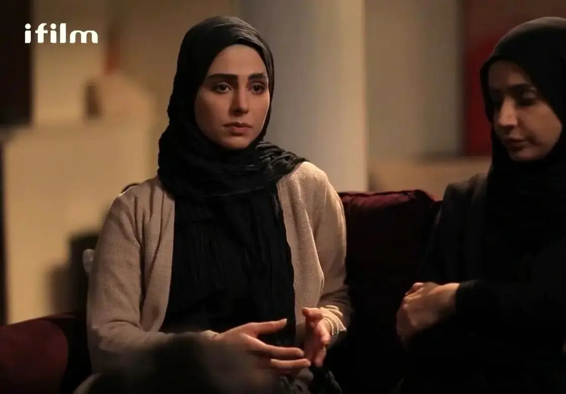 «آفرین» سریال آنام در حال سلفی گرفتن کنار دریای خزر؛ سال 98 