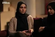 «آفرین» سریال آنام در حال سلفی گرفتن کنار دریای خزر؛ سال 98 