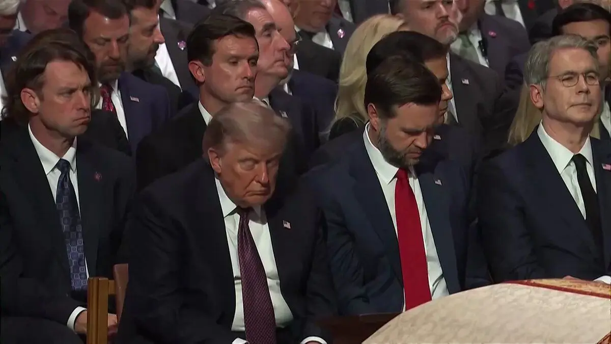 ترامپ در مراسم لیندسی گراهام آب‌نبات تعارف کرد