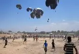 ببینید؛ مرگ دلخراش کودک فلسطینی بر اثر سقوط جعبه کمک هوایی روی سرش