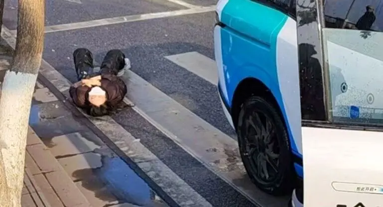 ویدئویی هولناک از اقدام به قتل در خیابان؛ راننده شاسی‌بلند موتورسوار را زیر گرفت