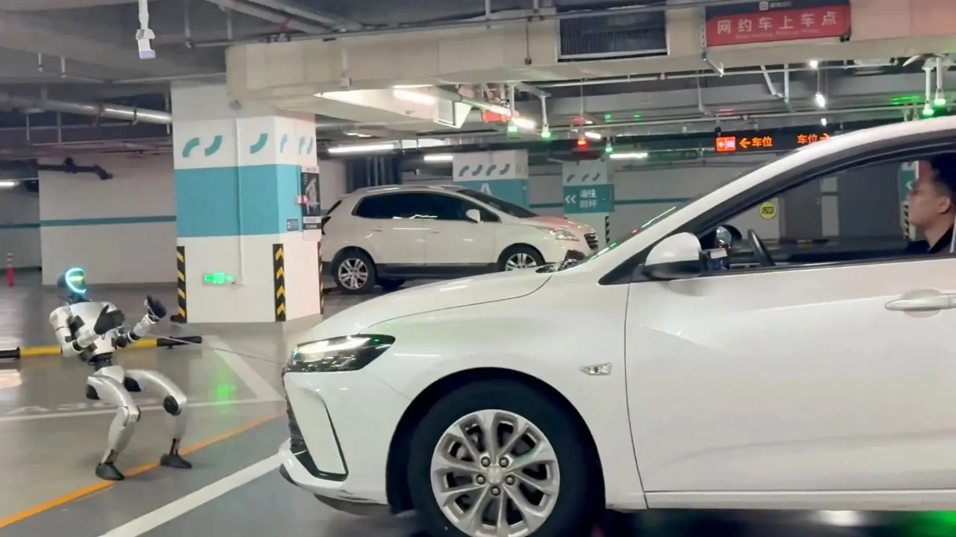 ربات ۳۵ کیلویی که یک خودرو ۱۴۰۰ کیلویی را کشید!