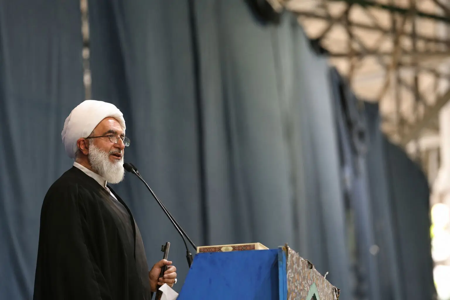 خطیب جمعه تهران: تا زانو زدن دشمن را نبینیم دست از سرش برنمی‌داریم
